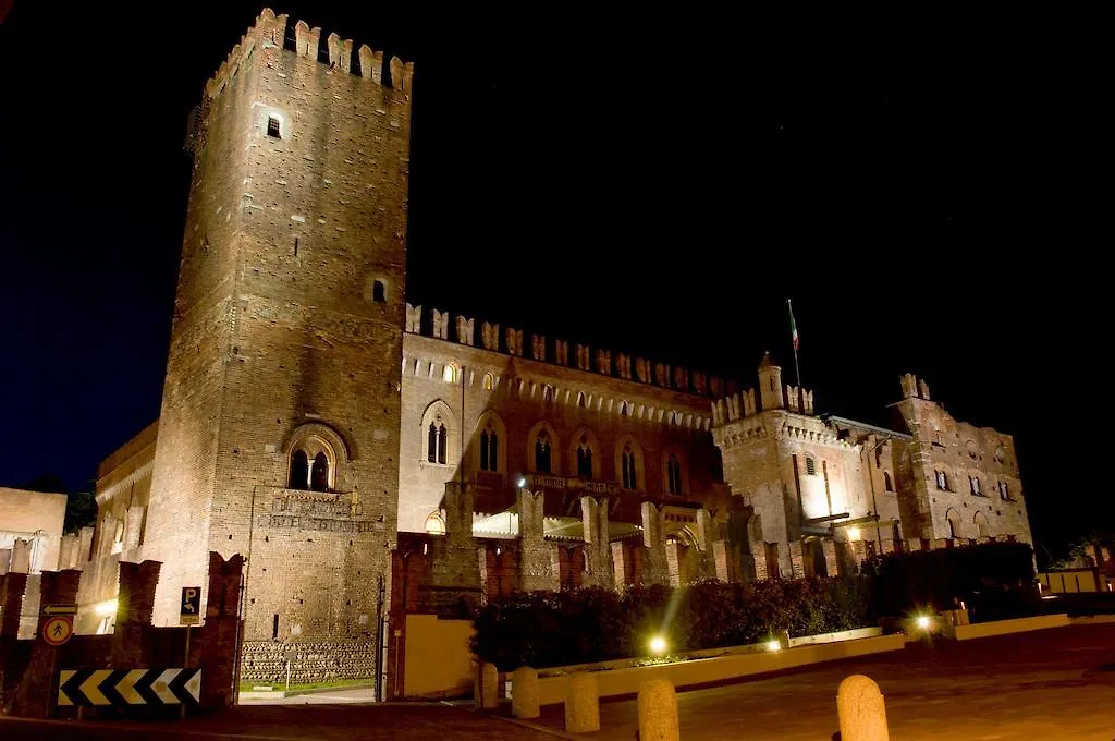 Castello Di Carimate Hotel 4*,